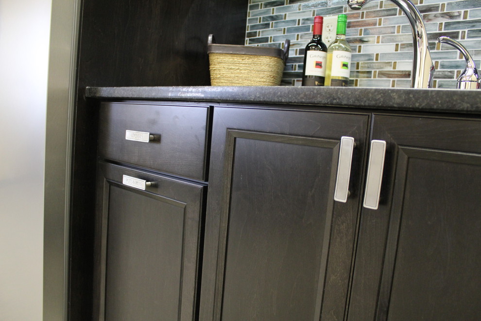 Example of a transitional home design design in Milwaukee