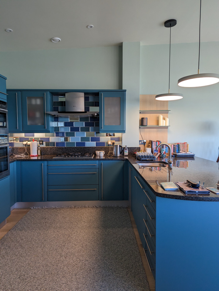Exempel på ett modernt kök, med blå skåp
