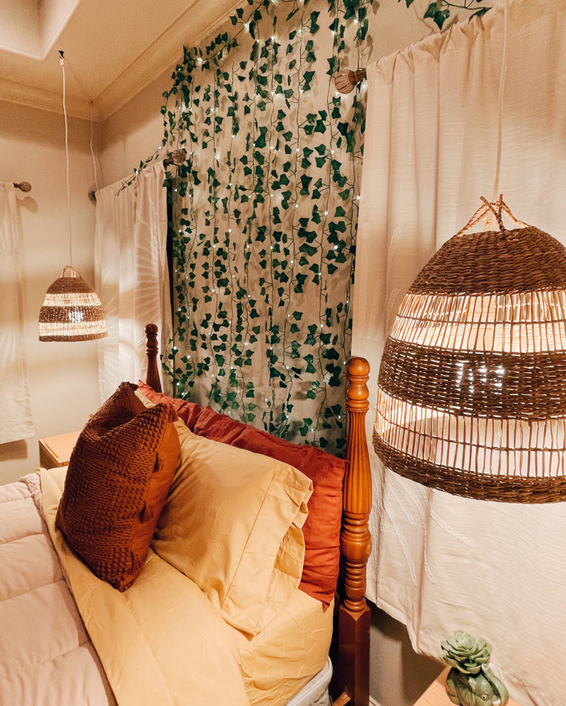 Diseño de dormitorio romántico de tamaño medio con paredes beige, moqueta y suelo beige