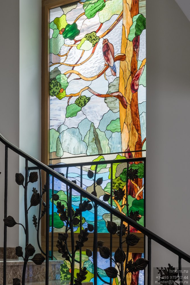 Фотосъёмка кованой лестницы и витражей в загородном доме