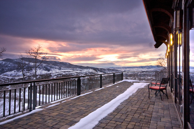 This is an example of a country deck in Denver.