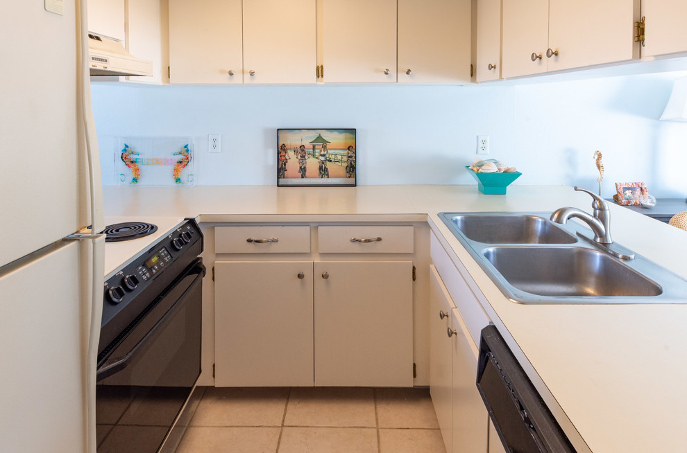 This is an example of a beach style kitchen in Tampa.