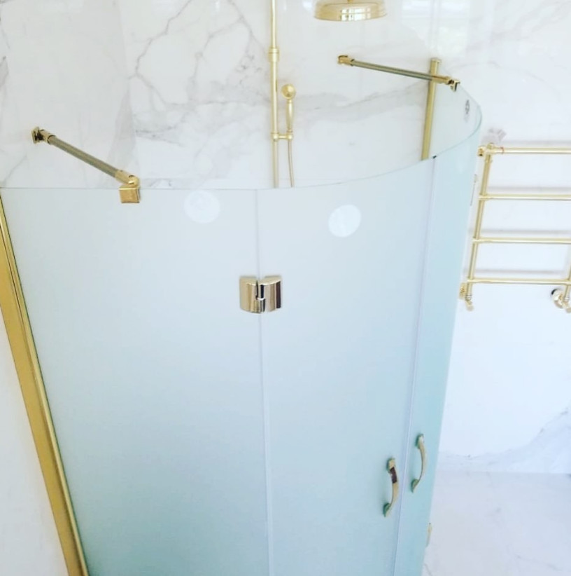 душевая с гнутым стеклом