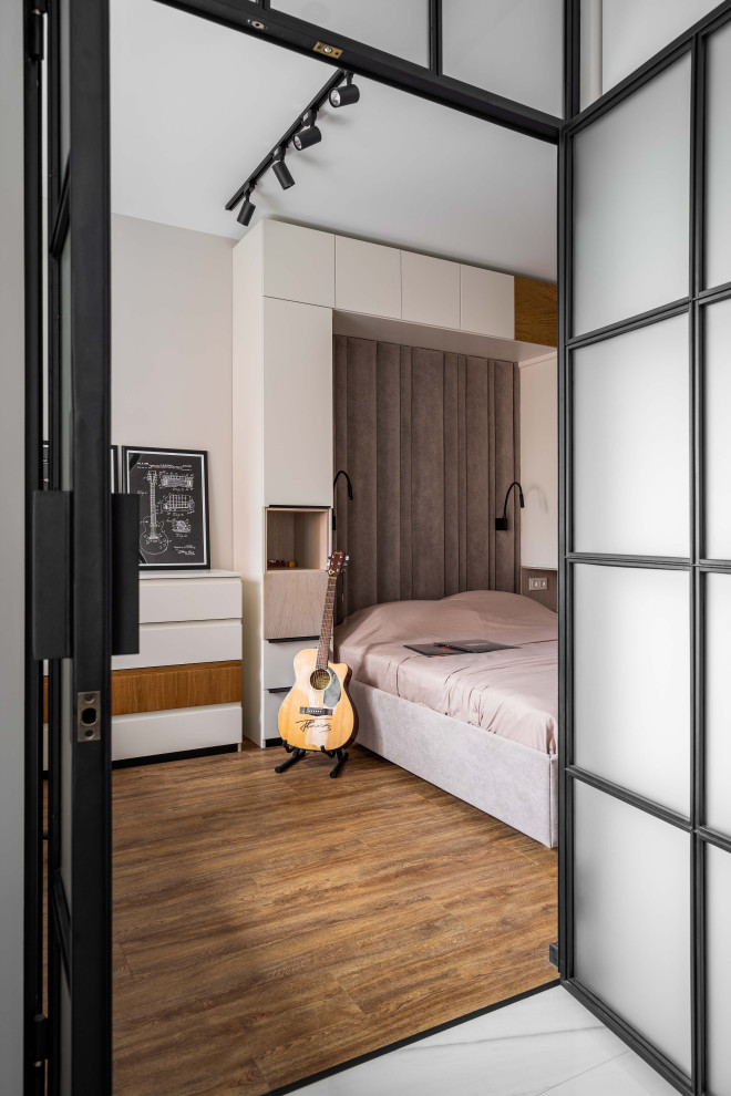 Свежая идея для дизайна: хозяйская спальня среднего размера в современном стиле с полом из ламината - отличное фото интерьера