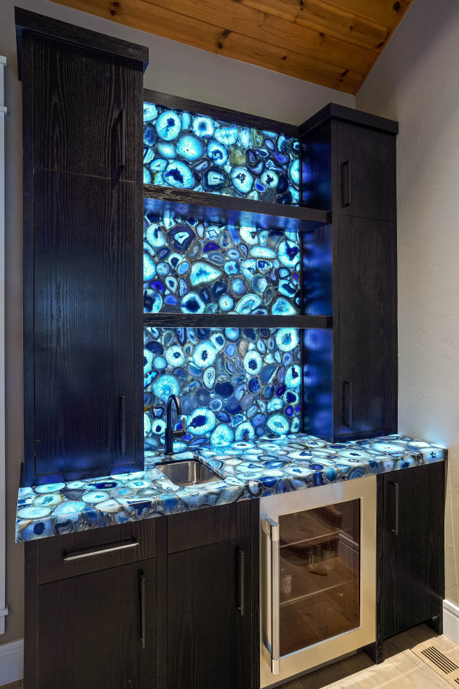 Idee per un angolo bar design con lavello sottopiano, ante lisce, ante in legno bruno, paraspruzzi blu e top blu