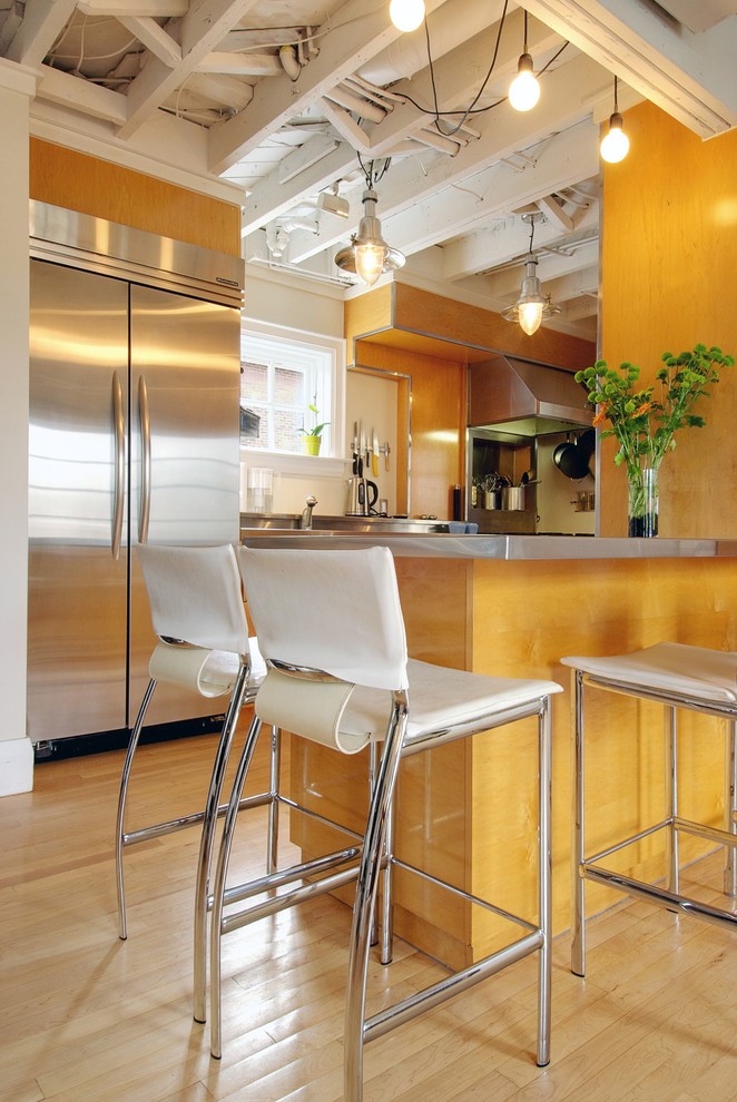 Transitional kitchen in Toronto with stainless steel appliances.