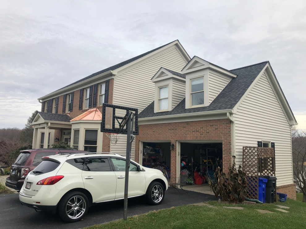 Photo of a medium sized and beige modern two floor detached house in DC Metro with vinyl cladding, a pitched roof, a mixed material roof, a grey roof and shiplap cladding.