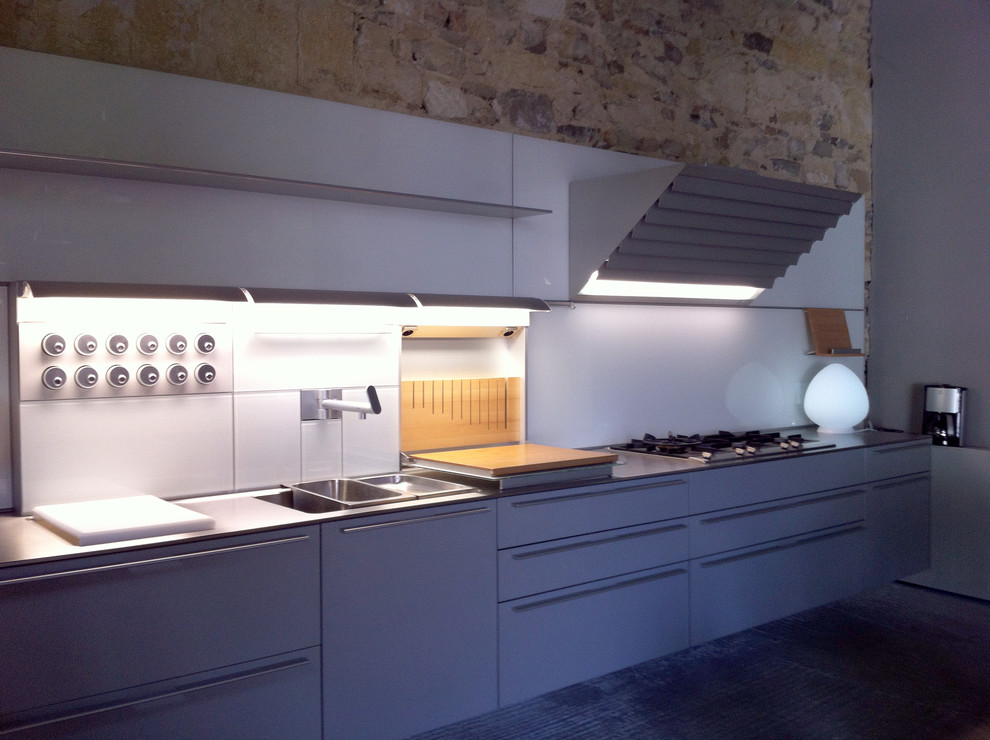 This is an example of a contemporary kitchen in Lyon.