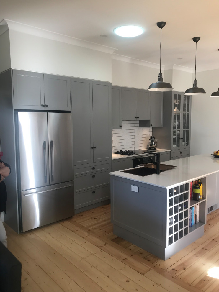 Design ideas for a transitional kitchen in Melbourne.