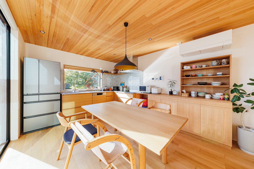 Réalisation d'une salle à manger ouverte sur la cuisine nordique de taille moyenne avec un mur blanc, parquet clair, aucune cheminée, un sol beige, un plafond en bois et du papier peint.