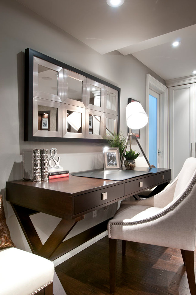 Example of a transitional home design design in Toronto