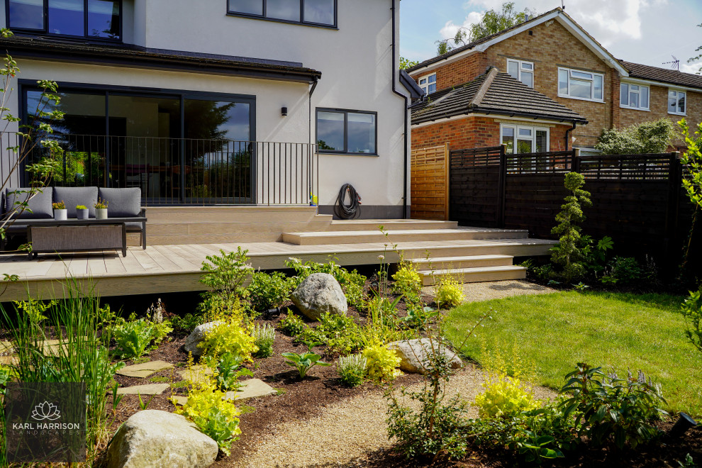 Immagine di un giardino formale design esposto in pieno sole di medie dimensioni e dietro casa in estate con un ingresso o sentiero, pedane e recinzione in legno