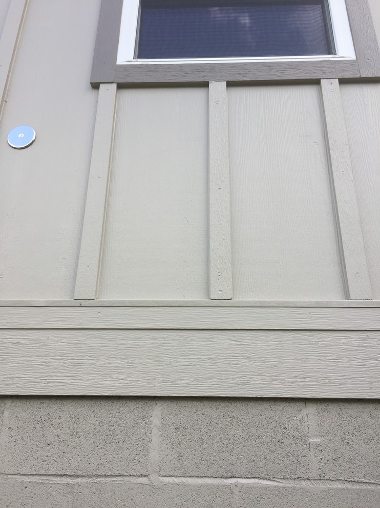 Gap between siding and concrete slab?