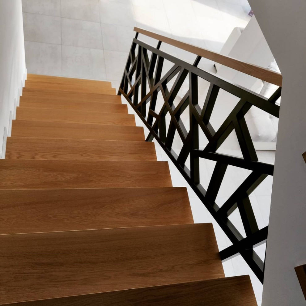Cette image montre un escalier en U de taille moyenne avec des marches en bois, des contremarches en bois et un garde-corps en métal.