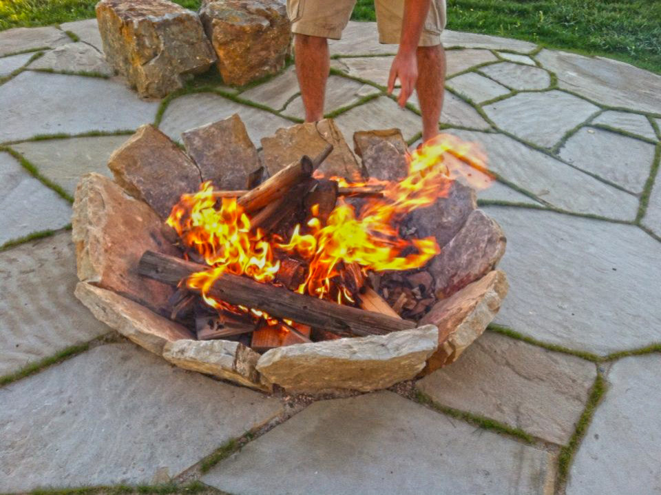 Klassischer Gemüsegarten im Sommer, hinter dem Haus mit direkter Sonneneinstrahlung und Natursteinplatten in Denver