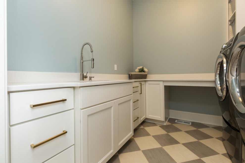 Transitional home design photo in Cedar Rapids
