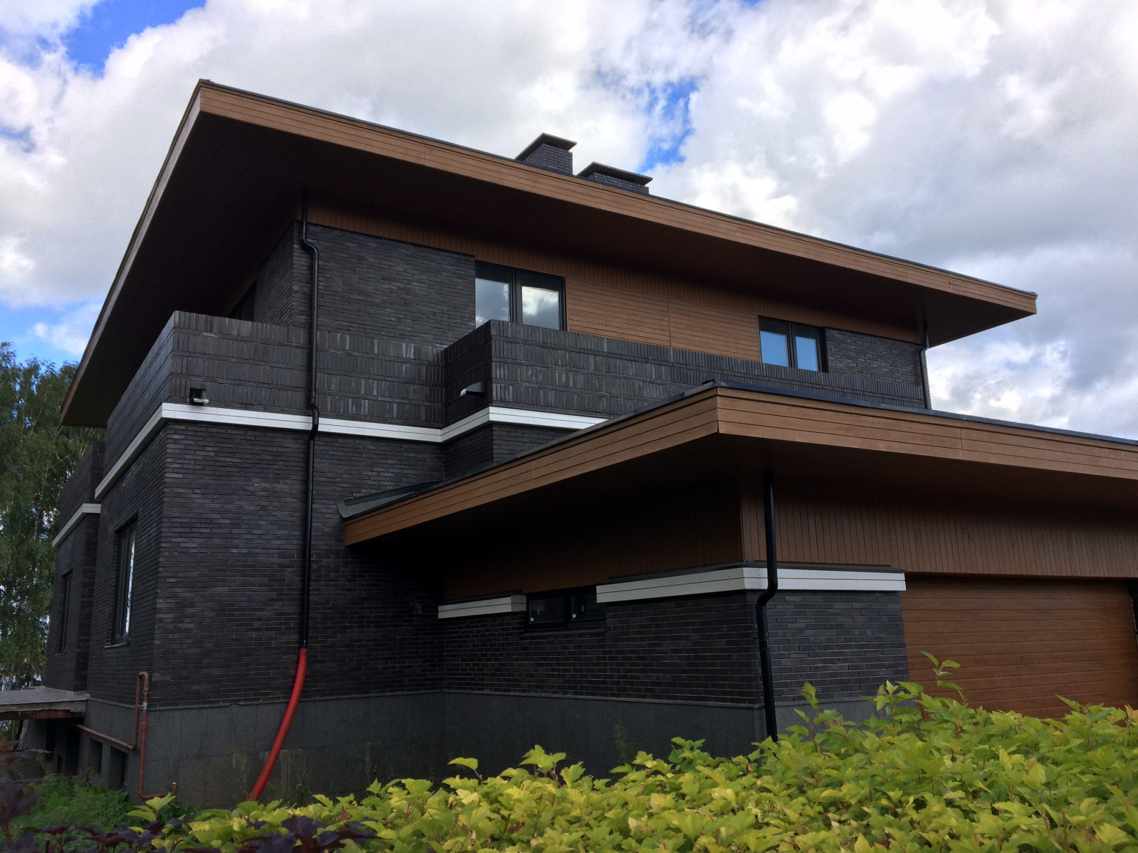 Фасад кирпичного дома в КП Монаково