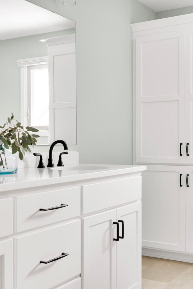 Ejemplo de cuarto de baño doble minimalista con puertas de armario blancas y encimera de cuarzo compacto