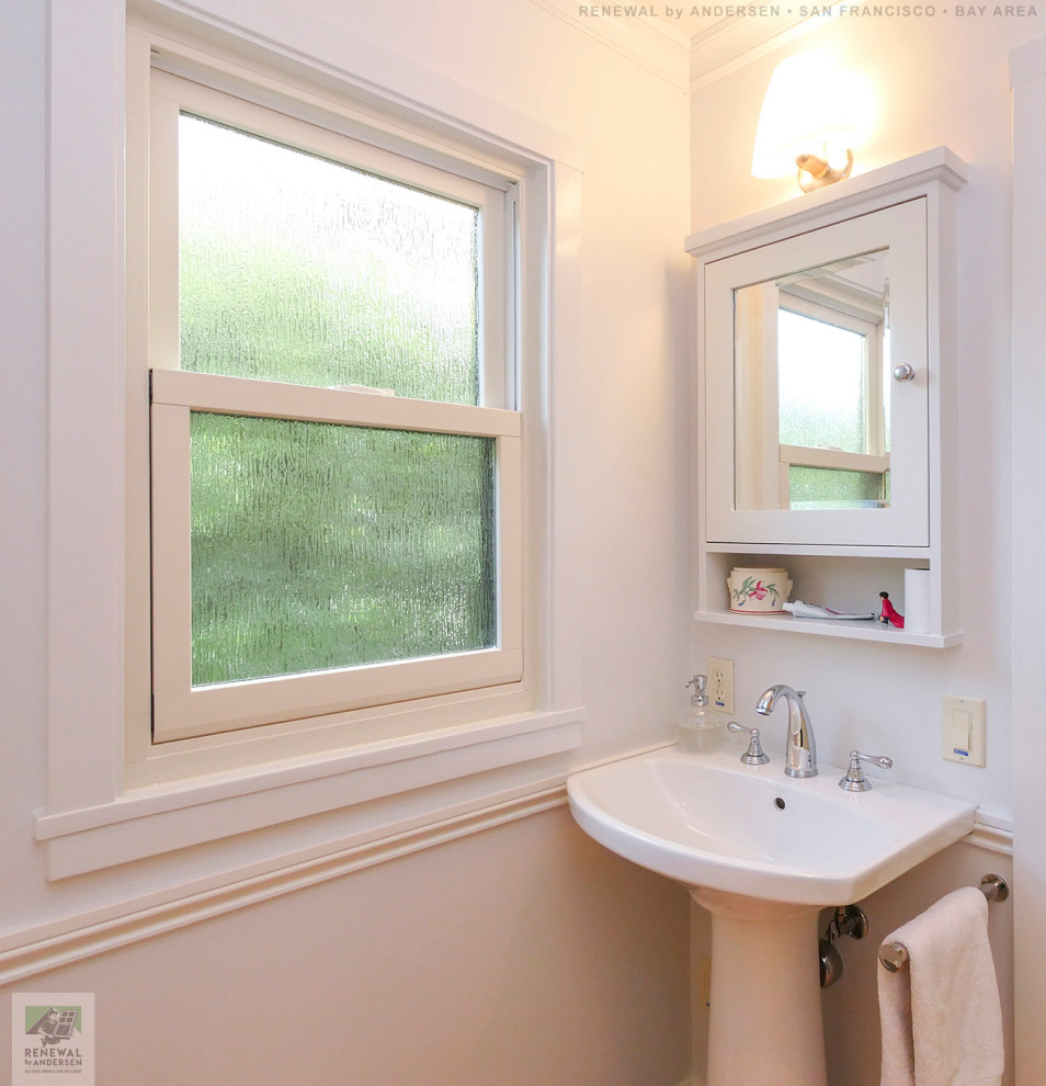 Стильный дизайн: ванная комната среднего размера с белыми фасадами, отдельно стоящей ванной, душем над ванной, раздельным унитазом, белой плиткой, керамической плиткой, белыми стенами, паркетным полом среднего тона, раковиной с пьедесталом, шторкой для ванной, тумбой под одну раковину, встроенной тумбой, сводчатым потолком и панелями на стенах - последний тренд