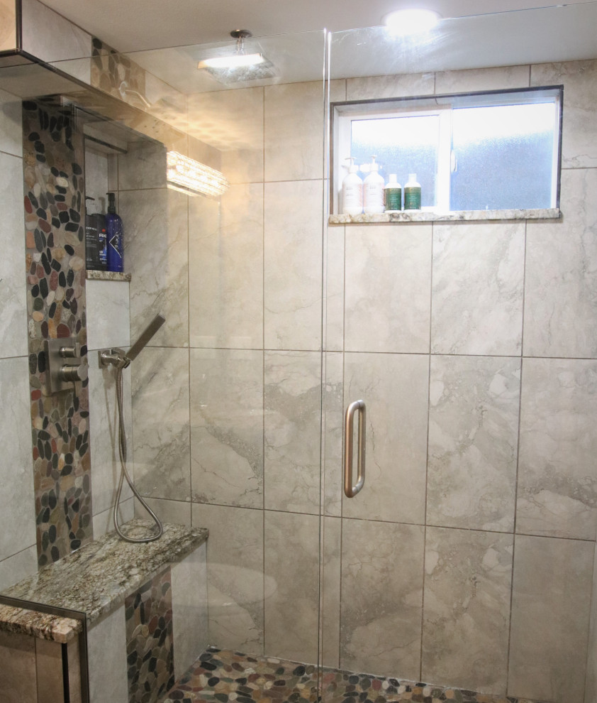 Exempel på ett mellanstort modernt flerfärgad flerfärgat en-suite badrum, med bruna skåp, en dusch i en alkov, flerfärgad kakel, porslinskakel, klinkergolv i porslin, ett undermonterad handfat, granitbänkskiva, flerfärgat golv och dusch med gångjärnsdörr