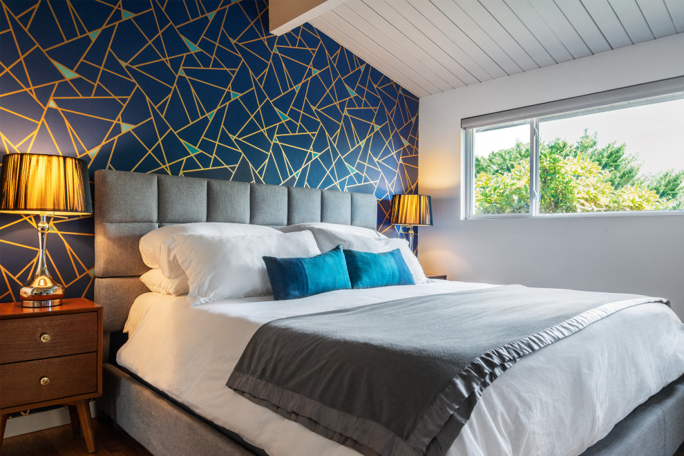 Exemple d'une chambre parentale rétro de taille moyenne avec un mur bleu et un plafond en bois.