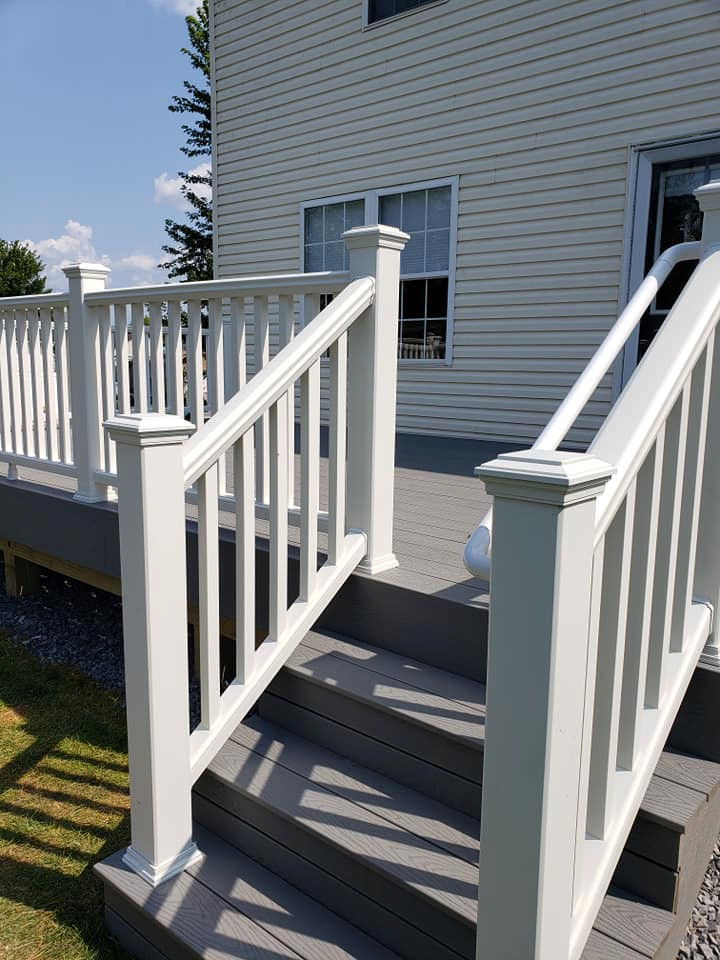 Inspiration for a transitional deck remodel in Philadelphia