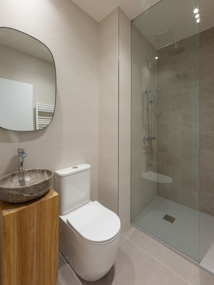 Источник вдохновения для домашнего уюта: ванная комната в современном стиле с бежевой плиткой, полом из керамогранита, душевой кабиной, настольной раковиной, серым полом, тумбой под одну раковину и напольной тумбой