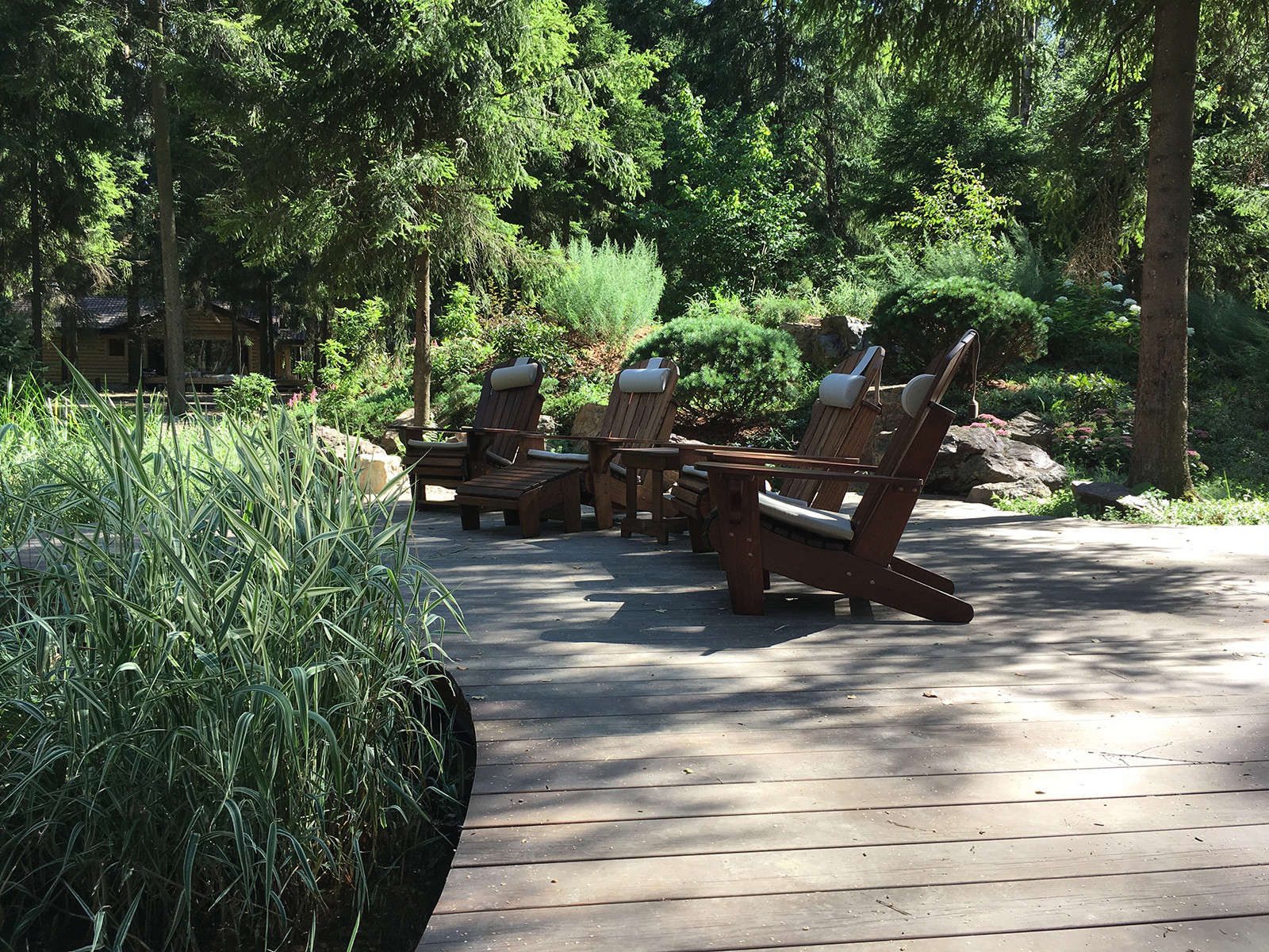 Садовые кресла Адирондак и пруд