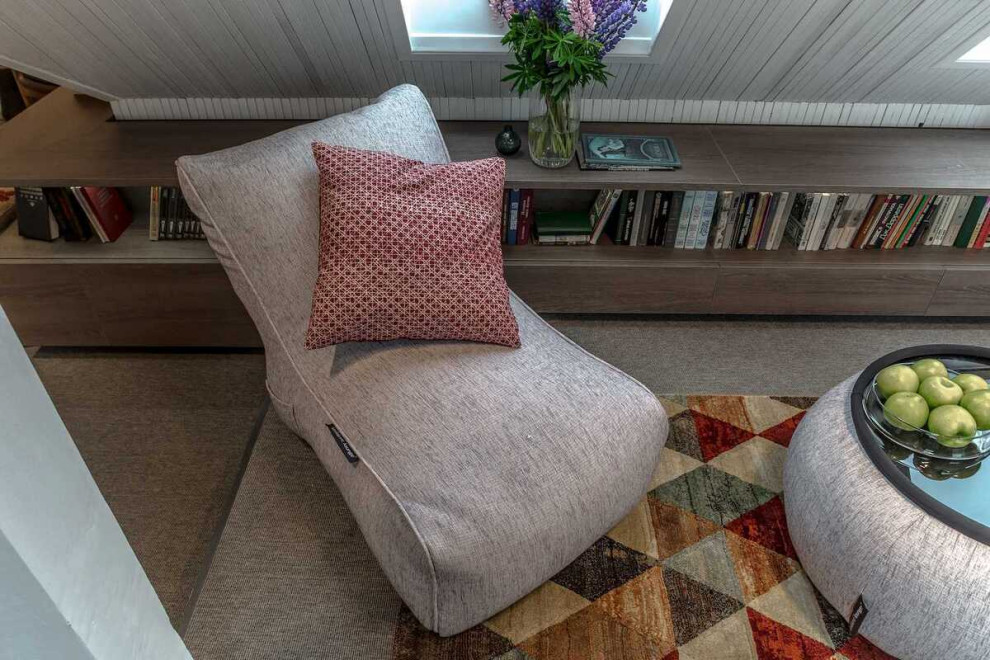 Idee per un grande soggiorno tradizionale aperto con libreria, pareti bianche, moquette, pavimento multicolore, soffitto in perlinato e pareti in perlinato