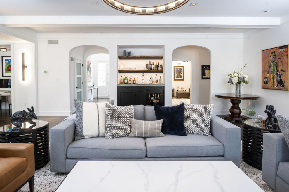Esempio di un soggiorno minimalista chiuso con angolo bar, pareti bianche, parquet scuro, pavimento multicolore e soffitto ribassato