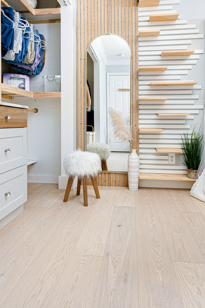 Exempel på ett litet skandinaviskt walk-in-closet för könsneutrala, med ljust trägolv, beiget golv, luckor med profilerade fronter och skåp i ljust trä