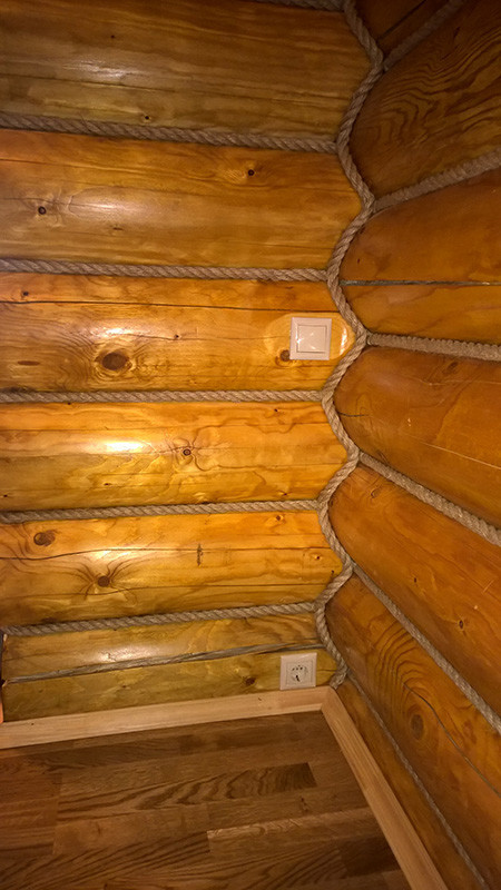 Скрытая электропроводка в деревянном доме из бревен