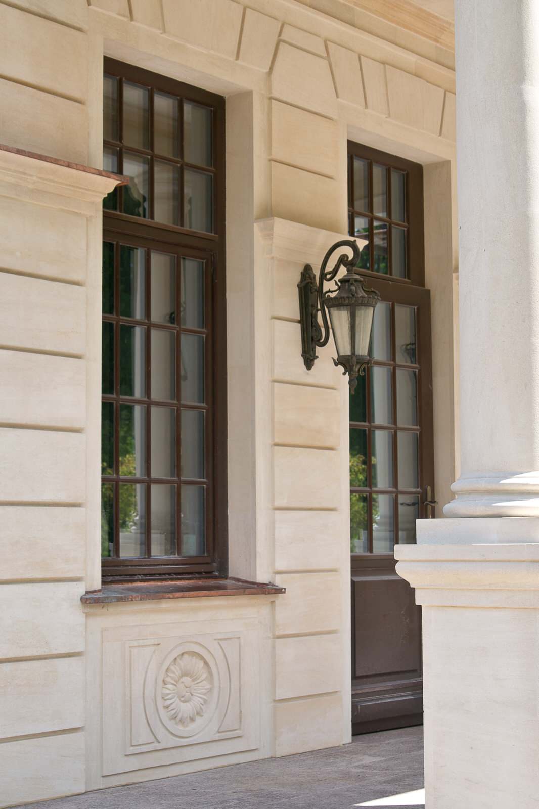 Дубовый окна с рустикальными накладками