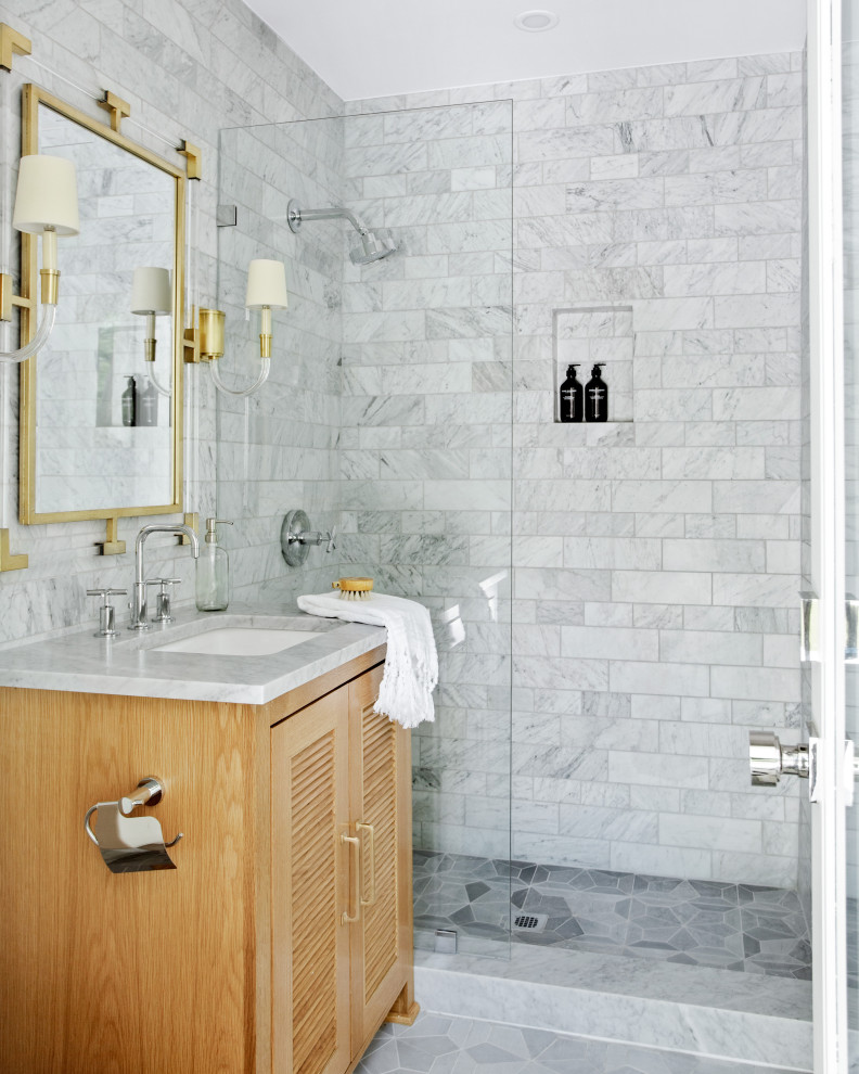 Свежая идея для дизайна: ванная комната среднего размера в стиле неоклассика (современная классика) с фасадами с филенкой типа жалюзи, коричневыми фасадами, раздельным унитазом, белой плиткой, мраморной плиткой, белыми стенами, мраморным полом, врезной раковиной, мраморной столешницей, желтым полом, душем с распашными дверями, белой столешницей, тумбой под одну раковину и напольной тумбой - отличное фото интерьера