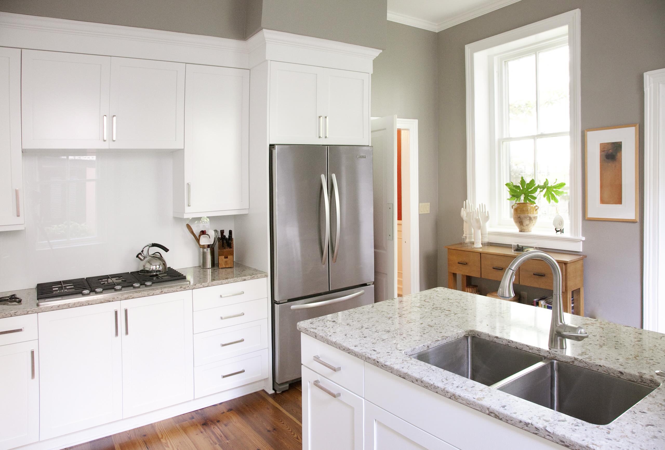75 Beautiful White Kitchen Grey Countertop Home Design Ideas & Designs |  Houzz AU