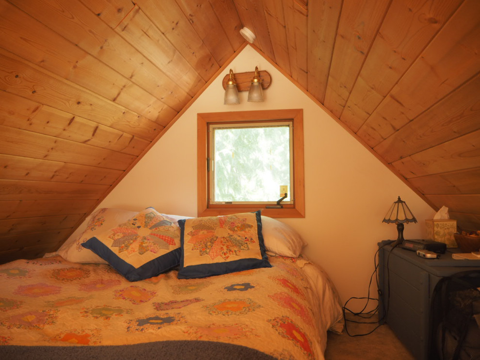 シアトルにある小さなラスティックスタイルのおしゃれなロフト寝室 (茶色い壁、無垢フローリング、茶色い床、塗装板張りの天井) のインテリア