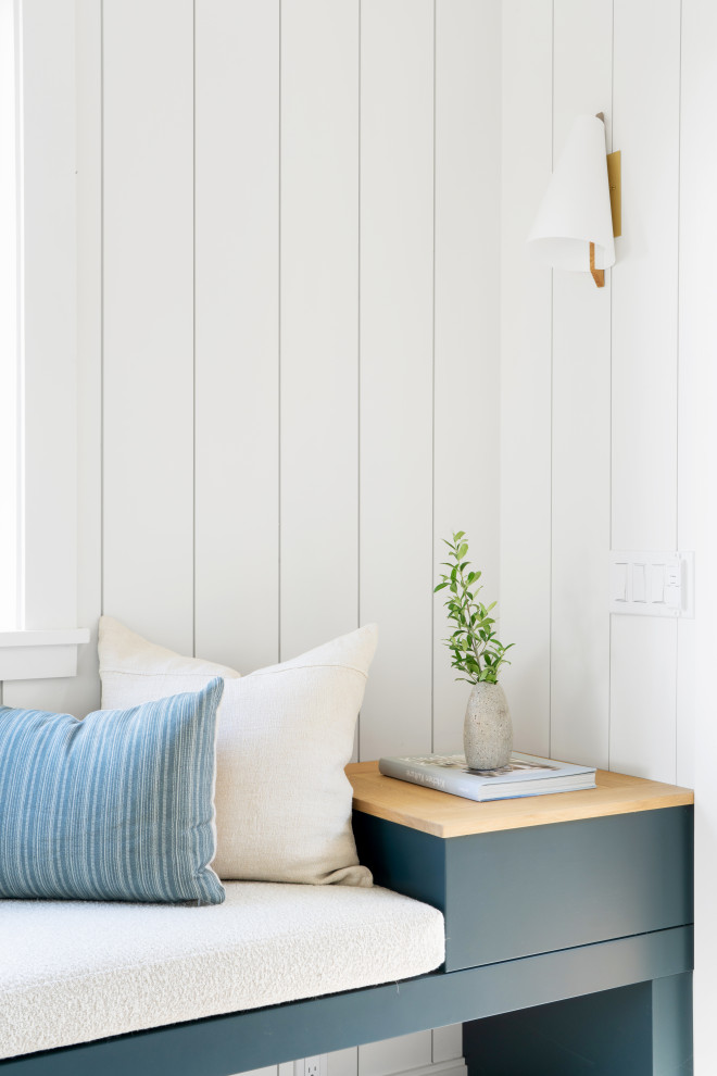Arbeitszimmer mit weißer Wandfarbe, freistehendem Schreibtisch, gewölbter Decke und Holzdielenwänden in Santa Barbara