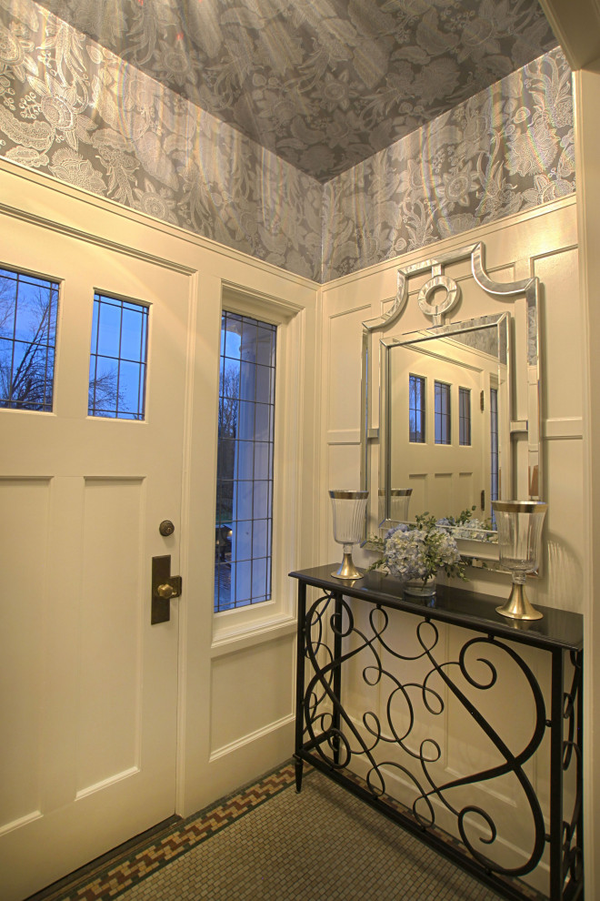 Example of a classic entryway design in Cedar Rapids