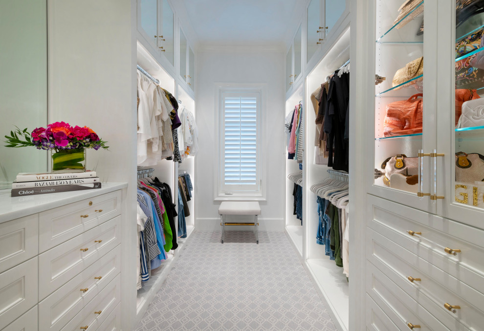 Modelo de armario vestidor unisex tradicional renovado de tamaño medio con armarios con rebordes decorativos, puertas de armario blancas, moqueta y suelo gris