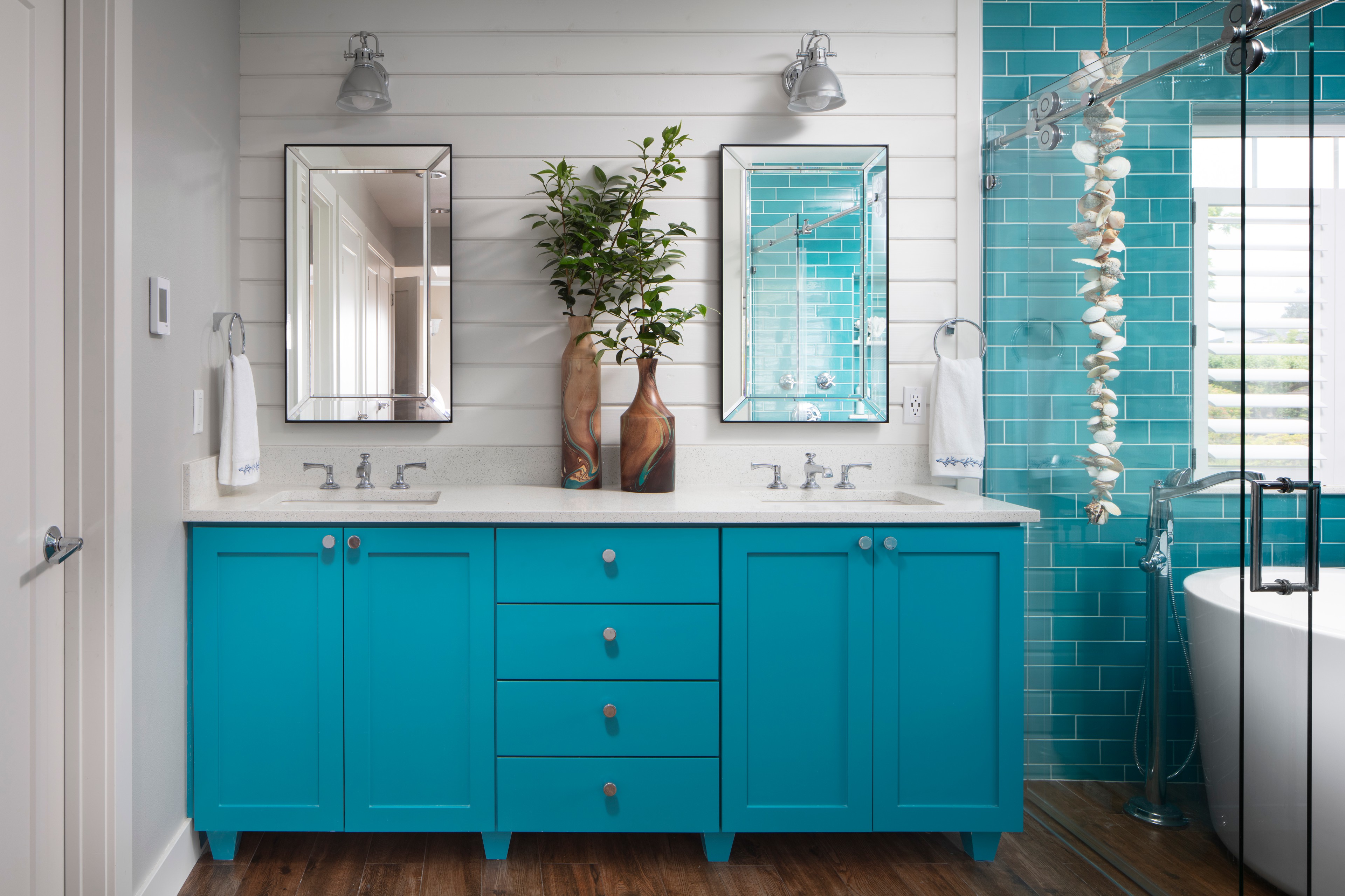 9 Ideas for the Space Between Double Sinks in the Bathroom, image size:3840x2559