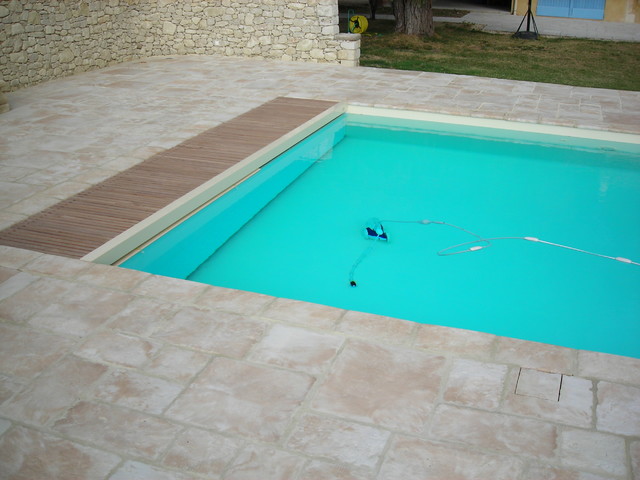 Verte ou bleue & coeur de pierre mediterranean-pools-and-hot-tubs