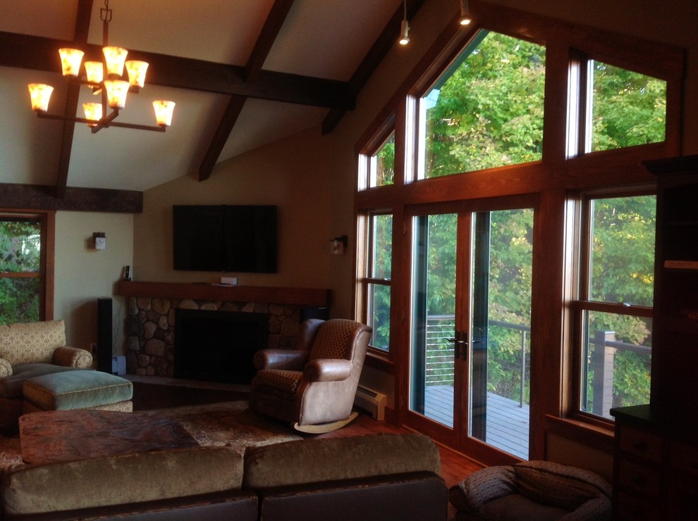 Example of an eclectic living room design in Burlington