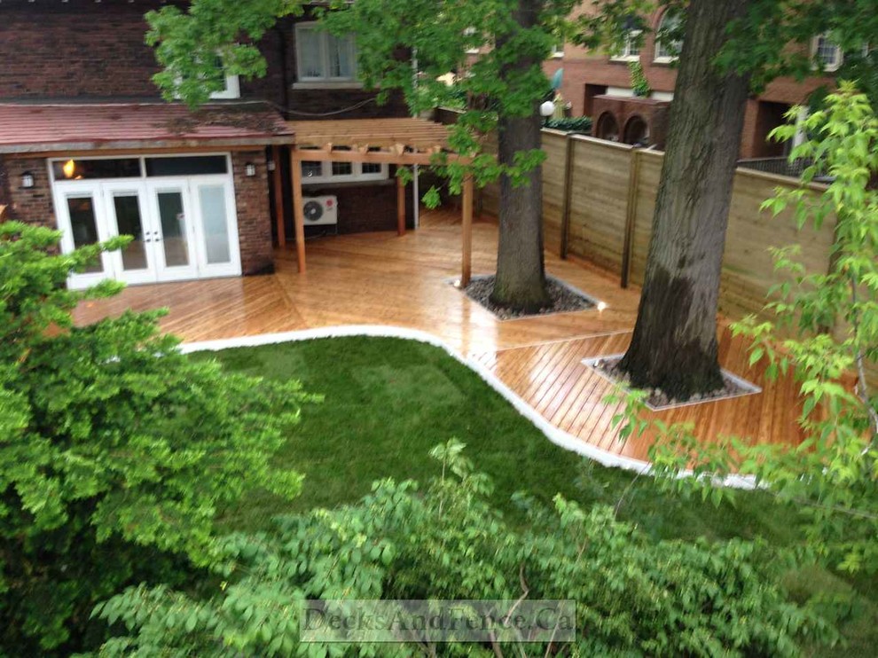 Horizontal fence, pergola and wrap around deck Moderno Toronto de