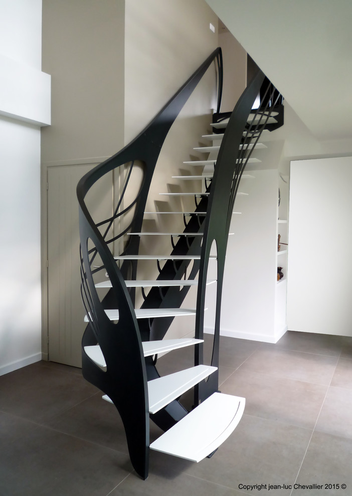 Ejemplo de escalera actual con escalones de metal