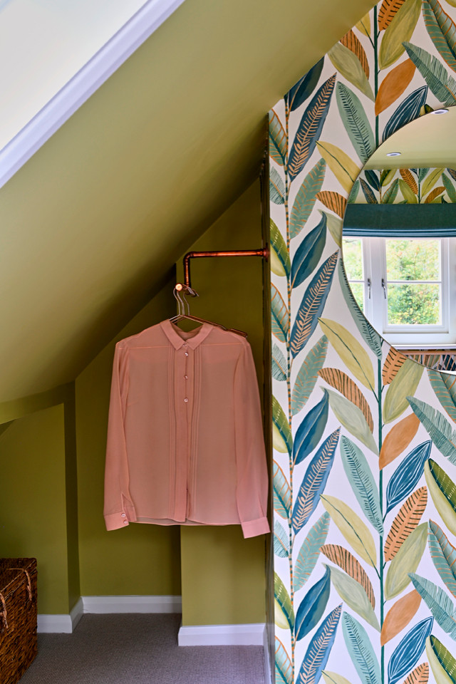 Ejemplo de habitación de invitados nórdica de tamaño medio sin chimenea con paredes verdes, moqueta, suelo beige y papel pintado