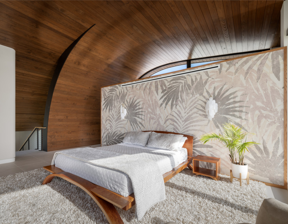 Свежая идея для дизайна: большая хозяйская спальня в стиле модернизм с бежевыми стенами, полом из керамогранита, бежевым полом, деревянным потолком и обоями на стенах - отличное фото интерьера
