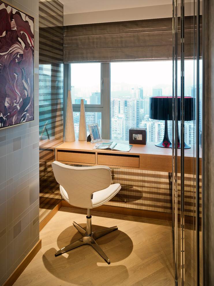 Design ideas for a contemporary home office in Hong Kong with a built-in desk.