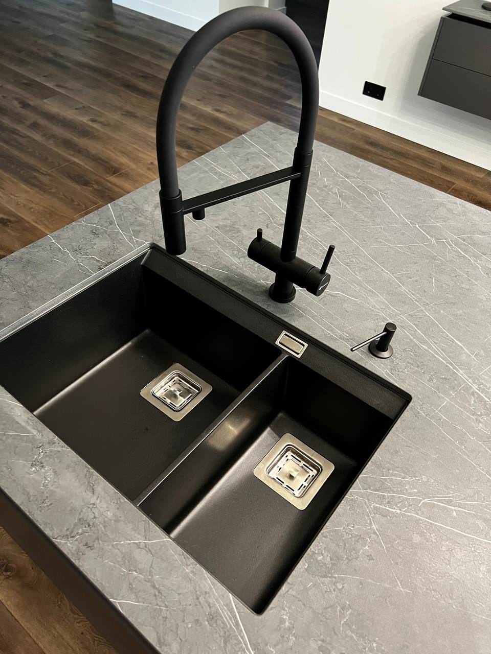 Серая кухня с винным шкафом в острове