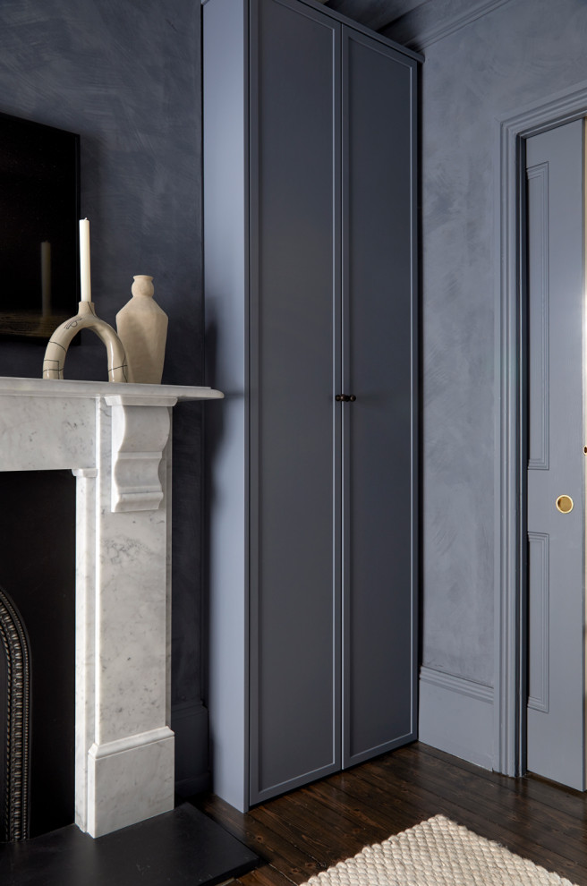 Mittelgroßes, Abgetrenntes Klassisches Wohnzimmer mit blauer Wandfarbe, dunklem Holzboden, Kamin und verstecktem TV in London