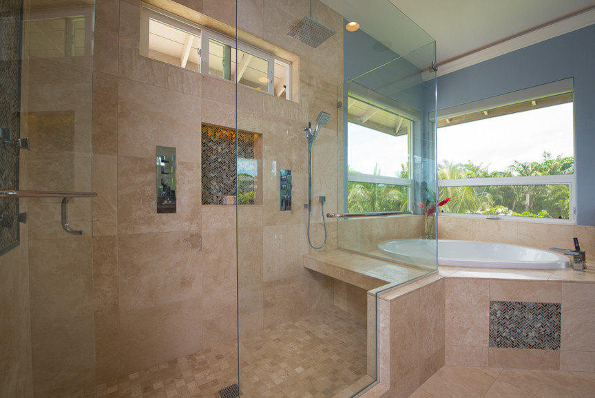 Foto di una stanza da bagno tropicale con ante lisce, ante in legno bruno, doccia doppia, bidè, pareti blu, pavimento in travertino, lavabo sottopiano e top in granito
